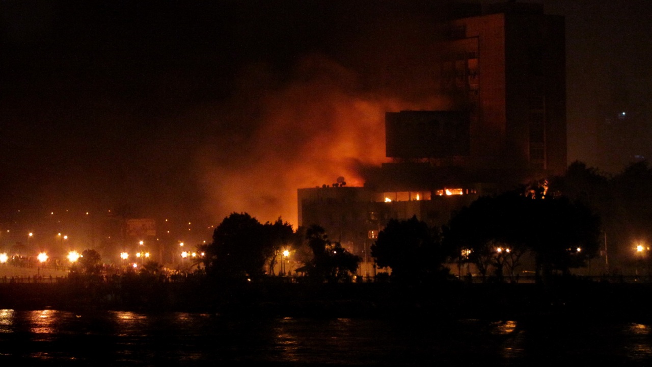 Foto del giorno: Brucia il fuoco della rivoluzione, è arrivata la Primavera anche in Egitto