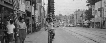 Foto del giorno: consegnare soba nel Giappone degli anni '50