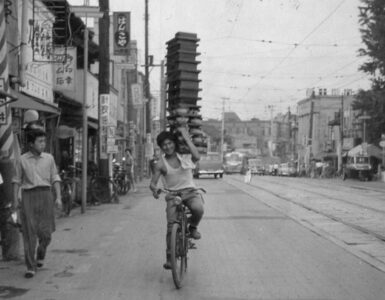Foto del giorno: consegnare soba nel Giappone degli anni '50