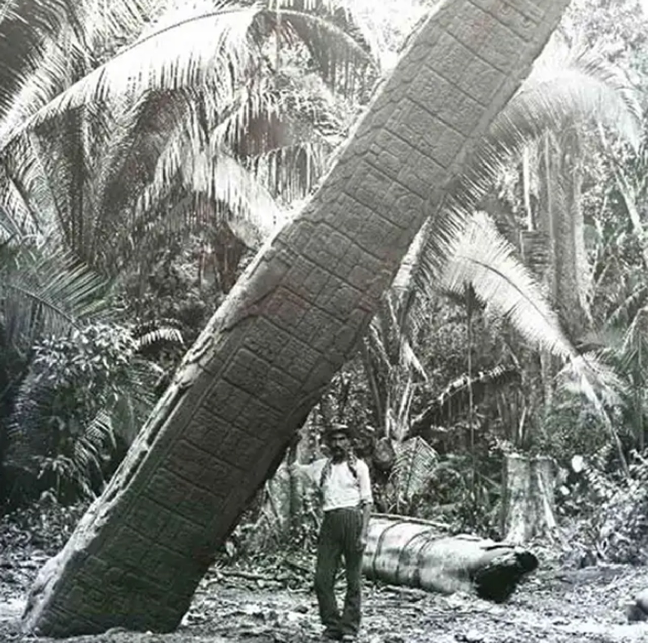 Quiriguá monolite maya pendente