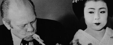 Foto del giorno: il presidente Gerald Ford alle prese con le bacchette