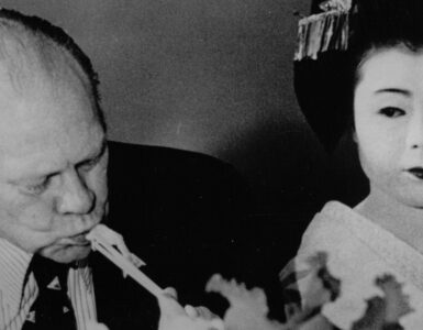 Foto del giorno: il presidente Gerald Ford alle prese con le bacchette