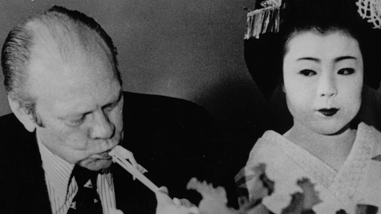 Foto del giorno: il presidente Gerald Ford alle prese con le bacchette