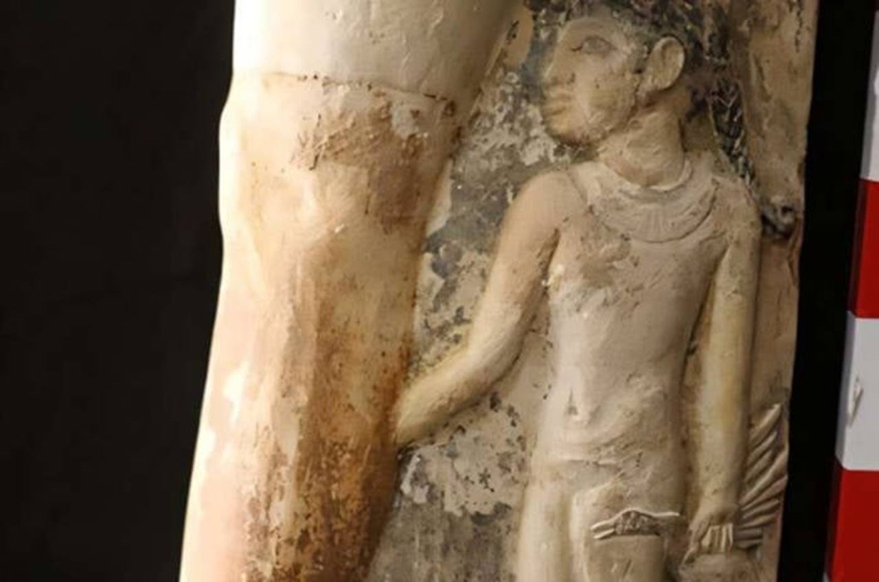 statua egizia dettaglio