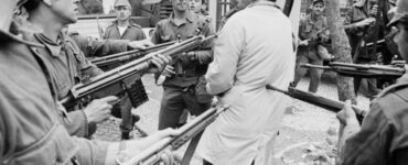 Foto del giorno: "Arrestatelo, è uno della PIDE"