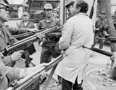 Foto del giorno: "Arrestatelo, è uno della PIDE"