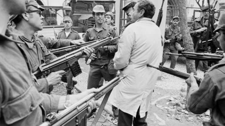 Foto del giorno: "Arrestatelo, è uno della PIDE"