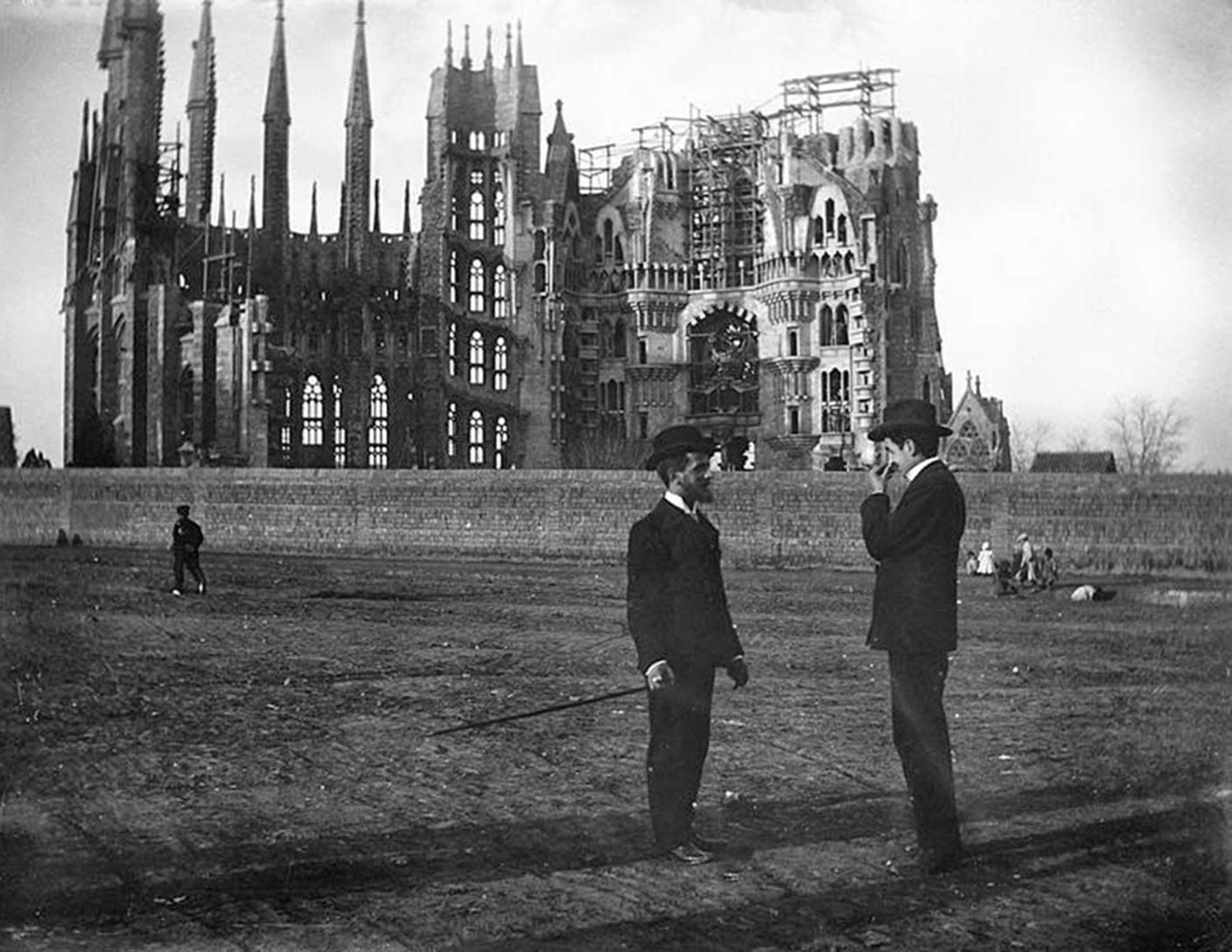 Sagrada Família uomini che parlano fine Ottocento