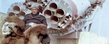 Foto del giorno: in groppa al cammello di fronte al razzo Sojuz