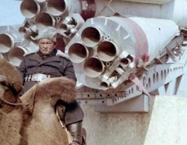 Foto del giorno: in groppa al cammello di fronte al razzo Sojuz