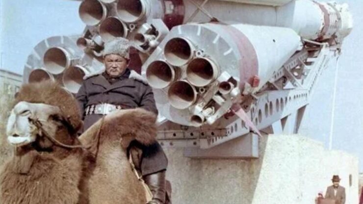 Foto del giorno: in groppa al cammello di fronte al razzo Sojuz