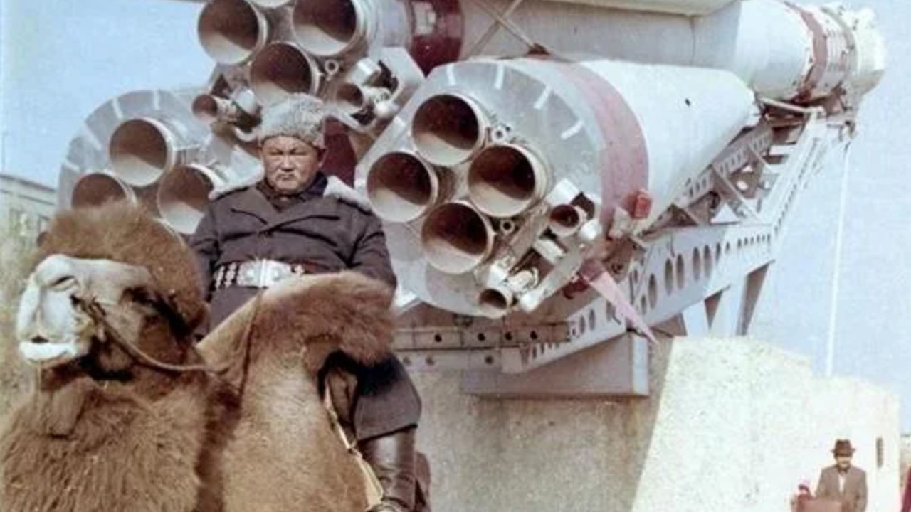 Foto del giorno: in groppa al cammello di fronte al razzo Sojuz