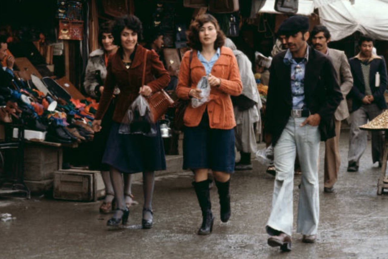 Afghanistan donne passeggiano Kabul anni '70