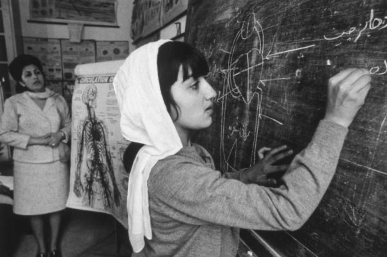 Afghanistan donna scrive lavagna