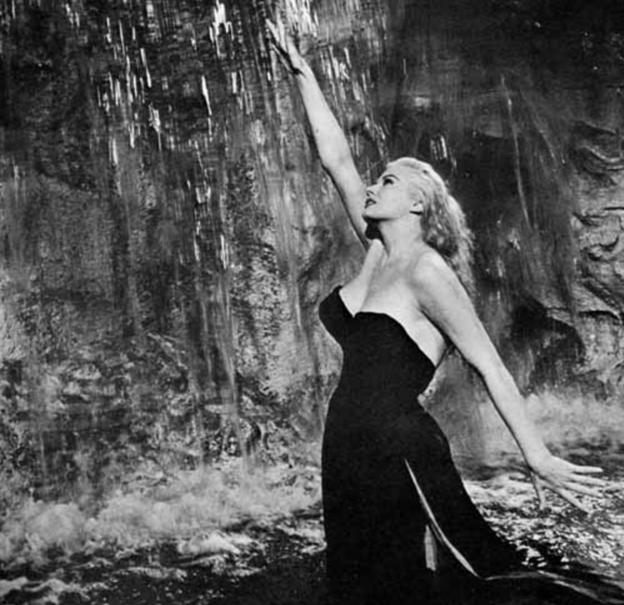 Anita Ekberg La dolce vita scena fontana di Trevi