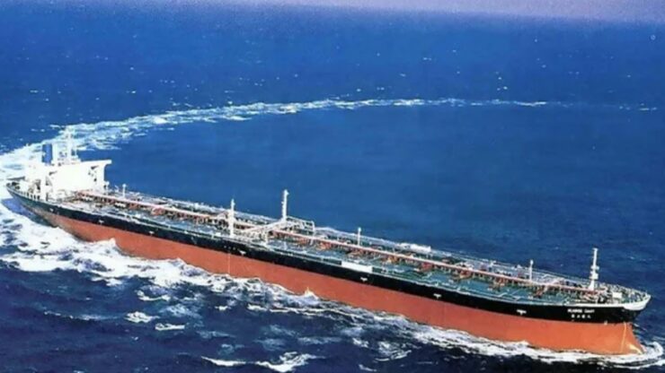 L'Happy Giant, la nave più grande mai costruita ad aver solcato i mari del mondo