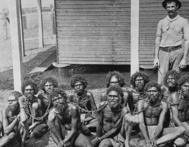Foto del giorno: aborigeni australiani in catene