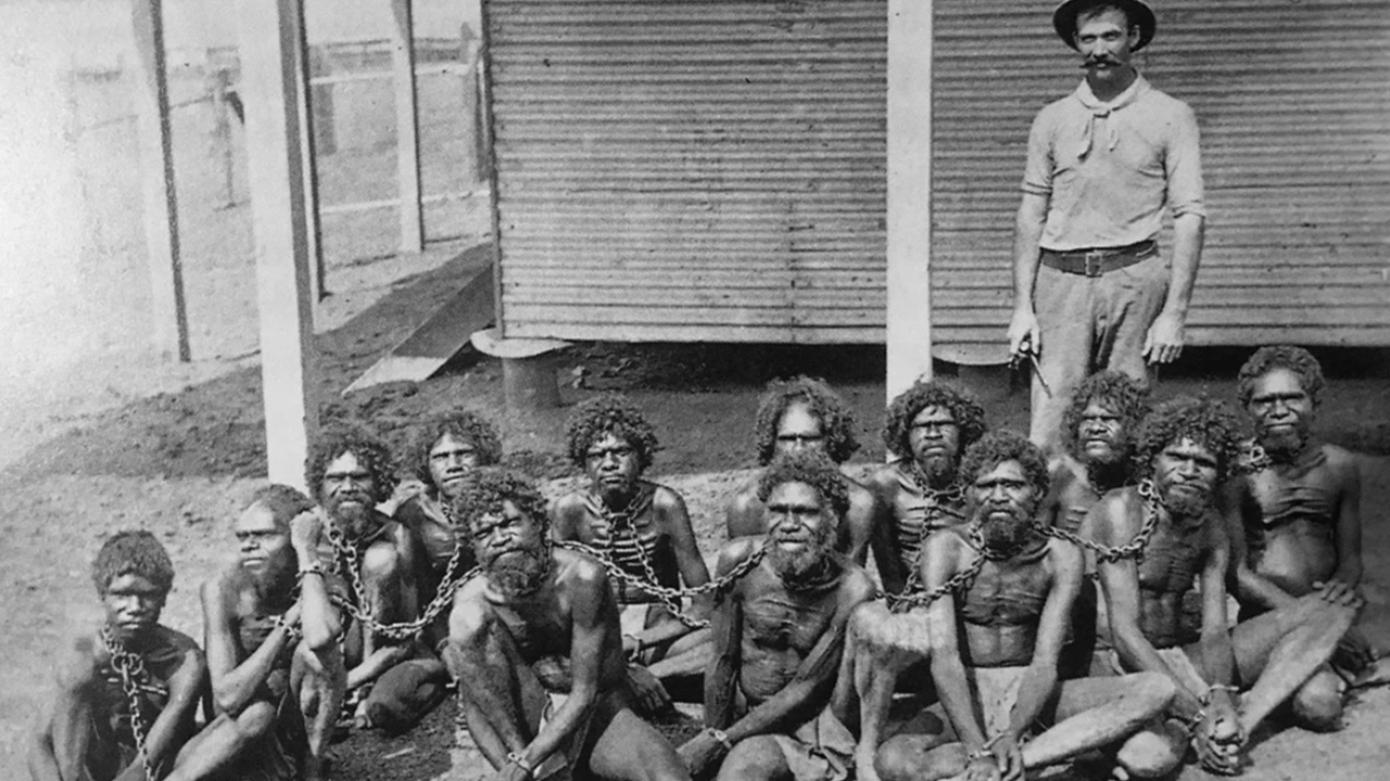 Foto del giorno: aborigeni australiani in catene