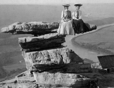 Foto del giorno: spericolati d'altri tempi sull'Umbrella Rock