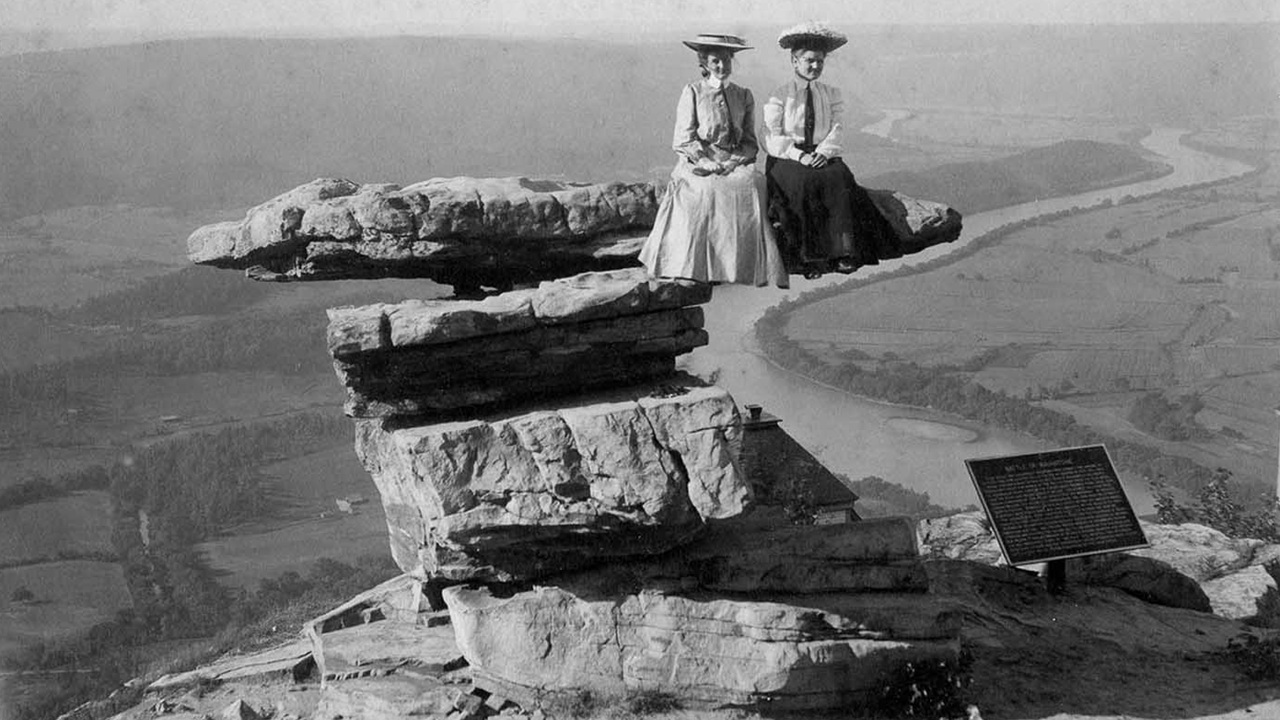 Foto del giorno: spericolati d'altri tempi sull'Umbrella Rock