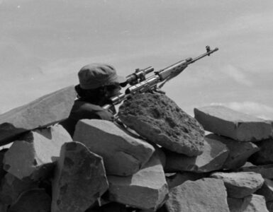 Foto del giorno: tra le rocce di Perquín si combatte per la libertà