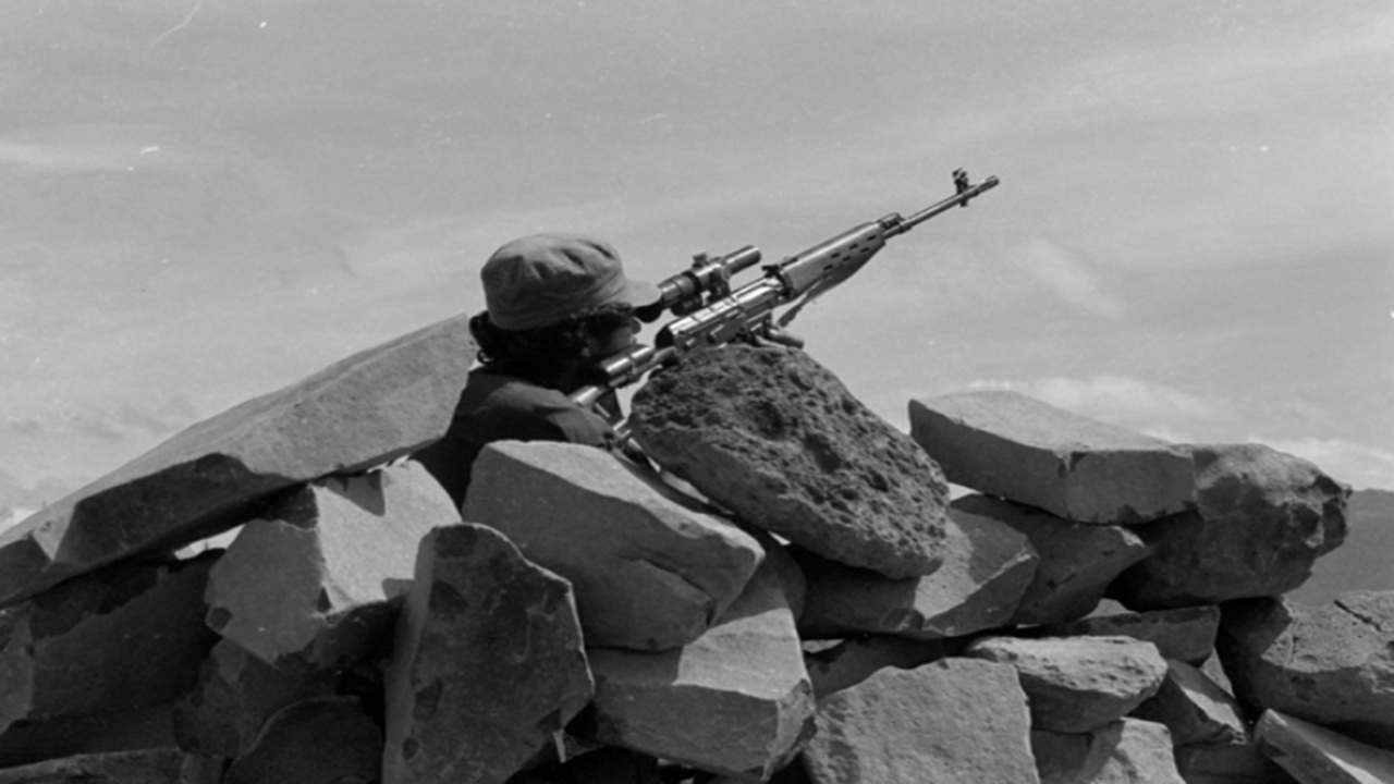 Foto del giorno: tra le rocce di Perquín si combatte per la libertà