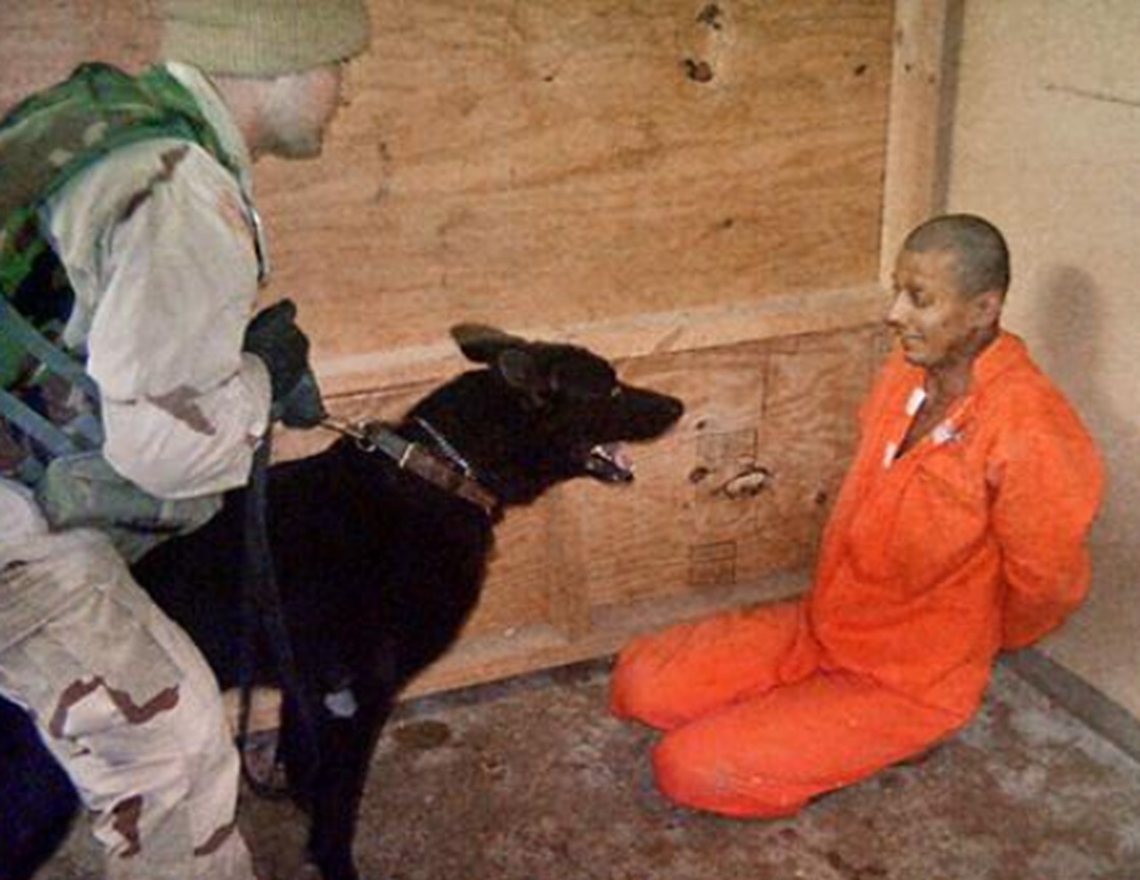 Abu Ghraib immagine tortura