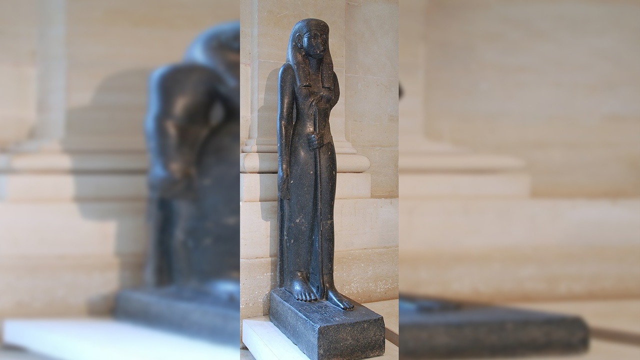 hefti statua in piedi