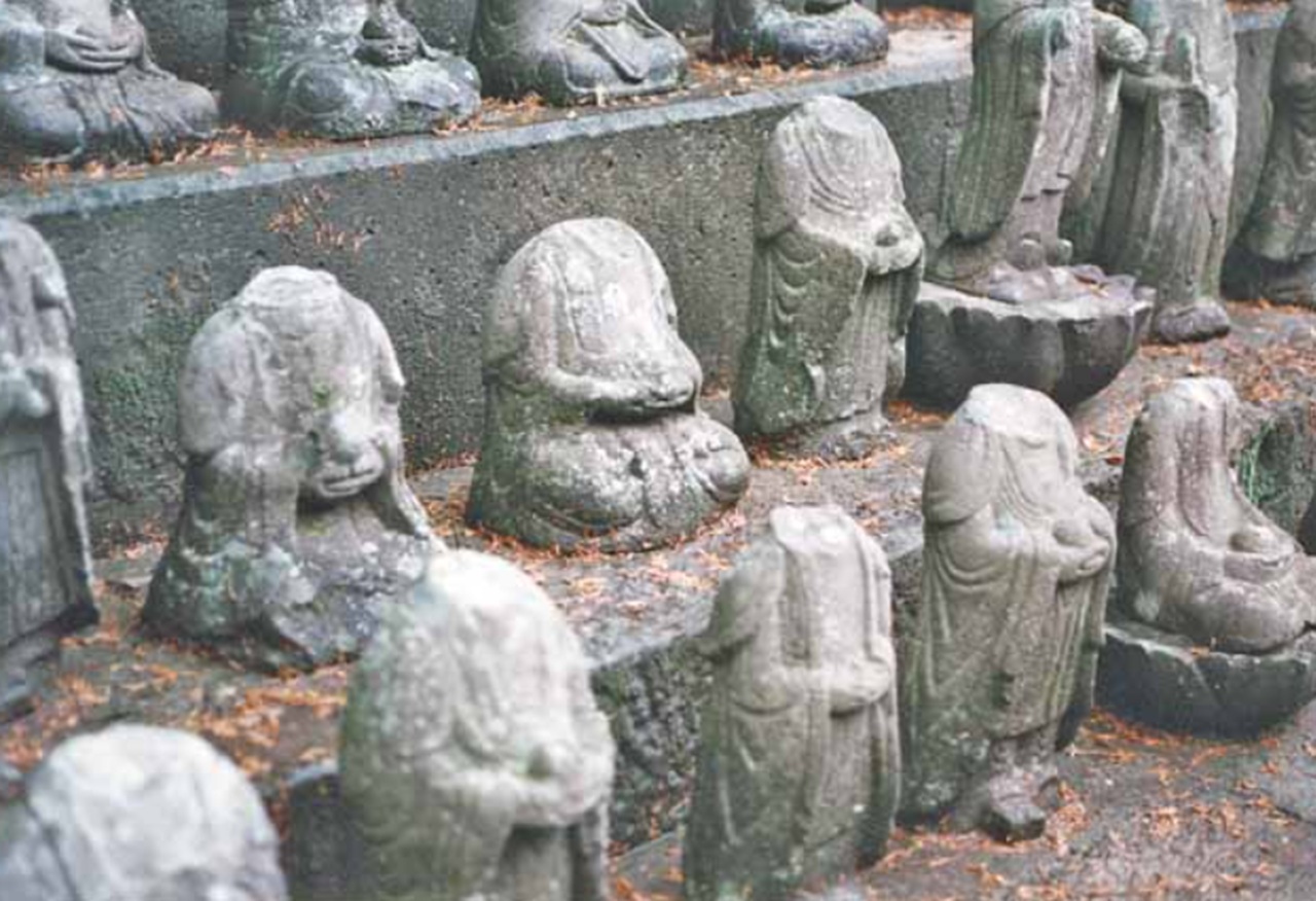 17 dicembre statue vandalizzate cattolici