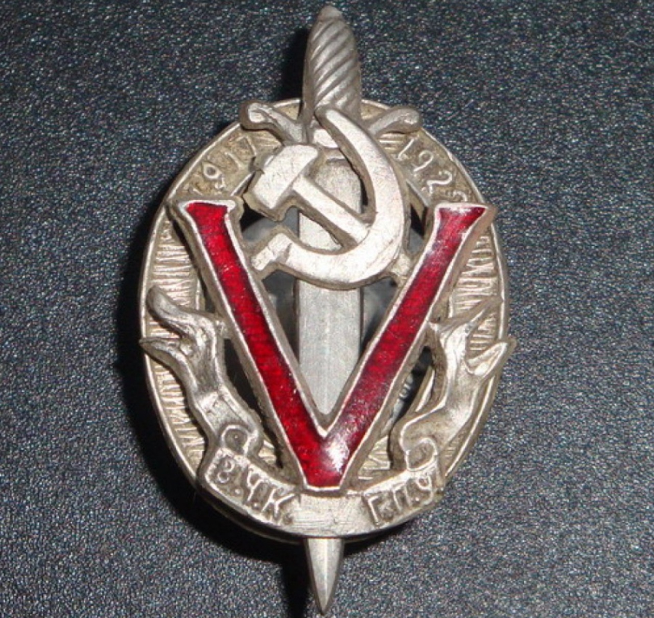 20 dicembre simbolo spilla