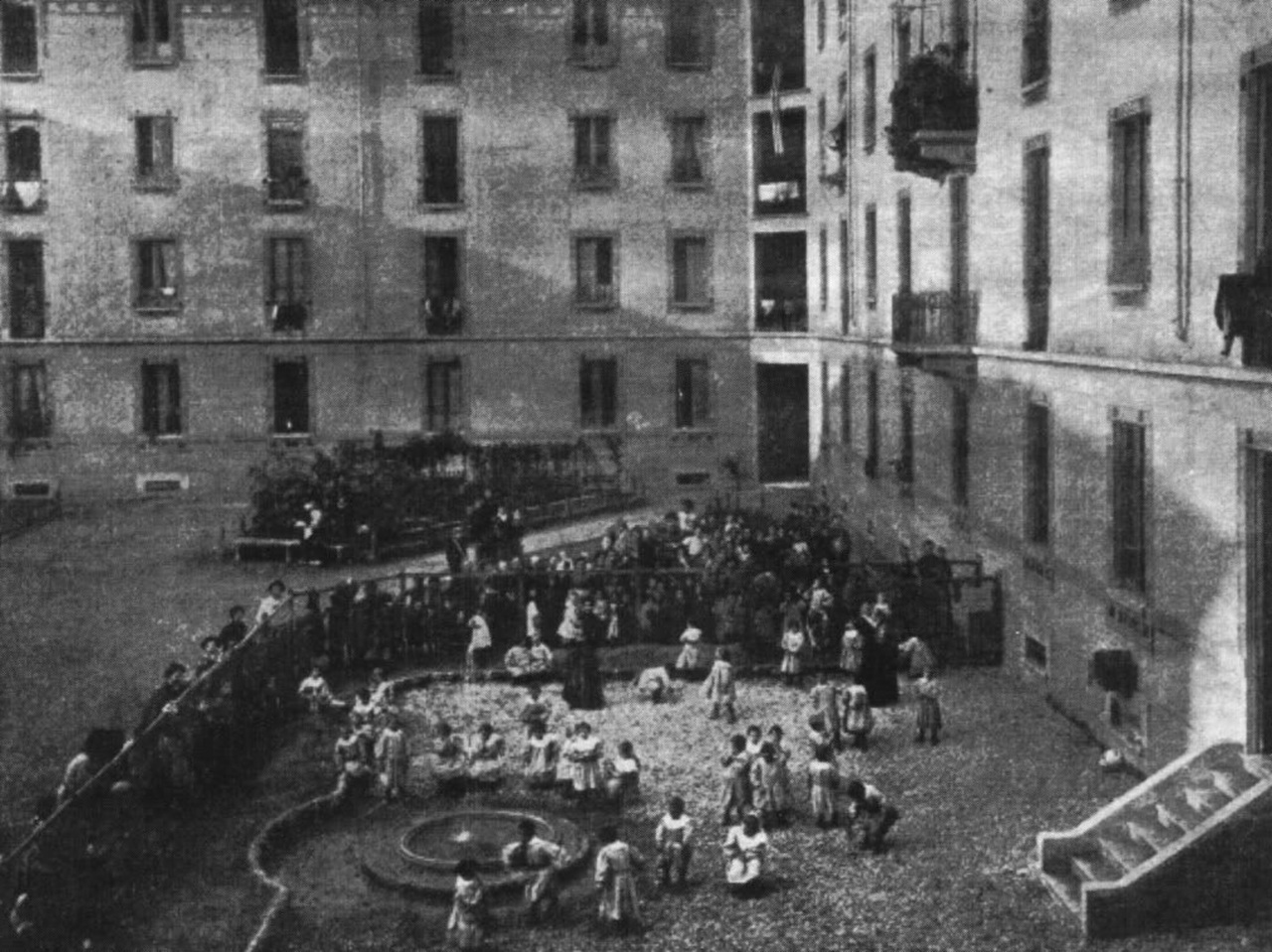 6 gennaio cortile Casa dei Bambini 1907