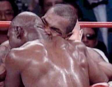 Foto del giorno: il morso di Mike Tyson, l'inizio della fine di un campione