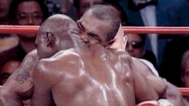 Foto del giorno: il morso di Mike Tyson, l'inizio della fine di un campione