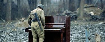 Foto del giorno: il soldato e il pianoforte