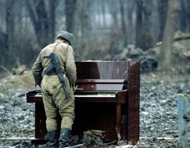 Foto del giorno: il soldato e il pianoforte