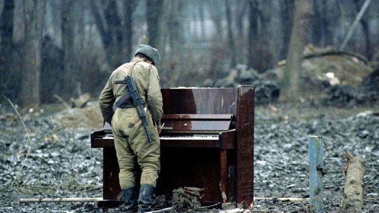 Foto del giorno: il soldato e il pianoforte