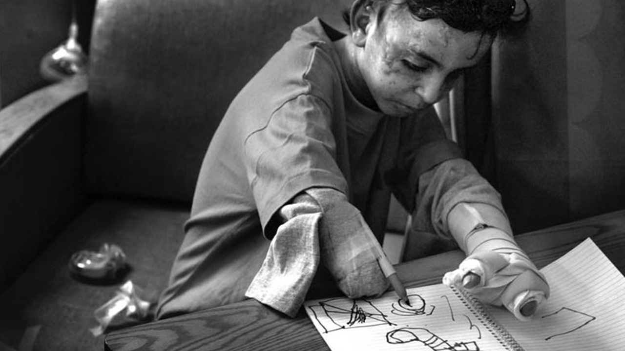 Foto del giorno: la forza di un bambino iracheno