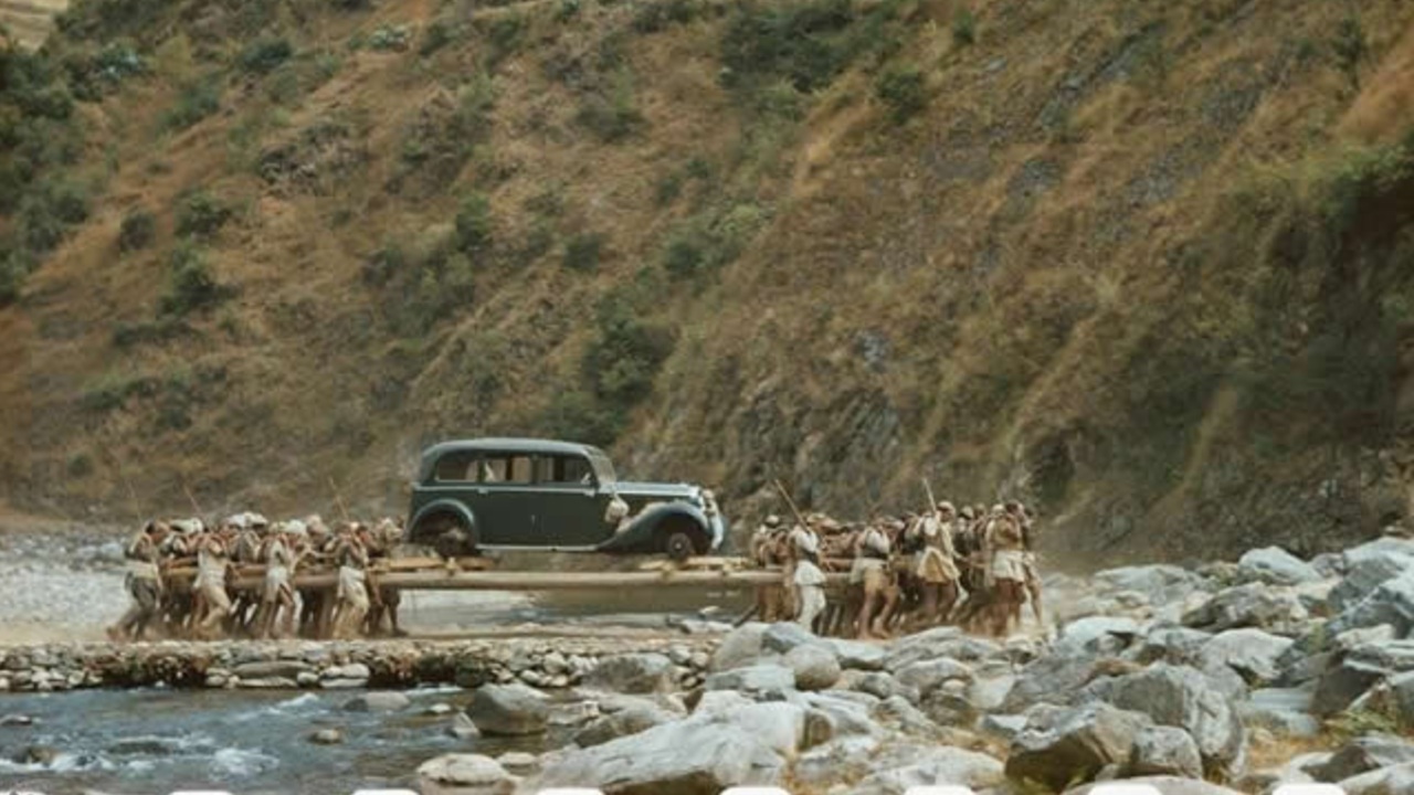 Foto del giorno: quando in Nepal c'erano le auto, ma mancavano le strade
