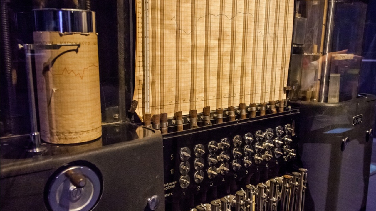 L'integratore ad acqua: come funzionava questo computer analogico sovietico degli anni '30?