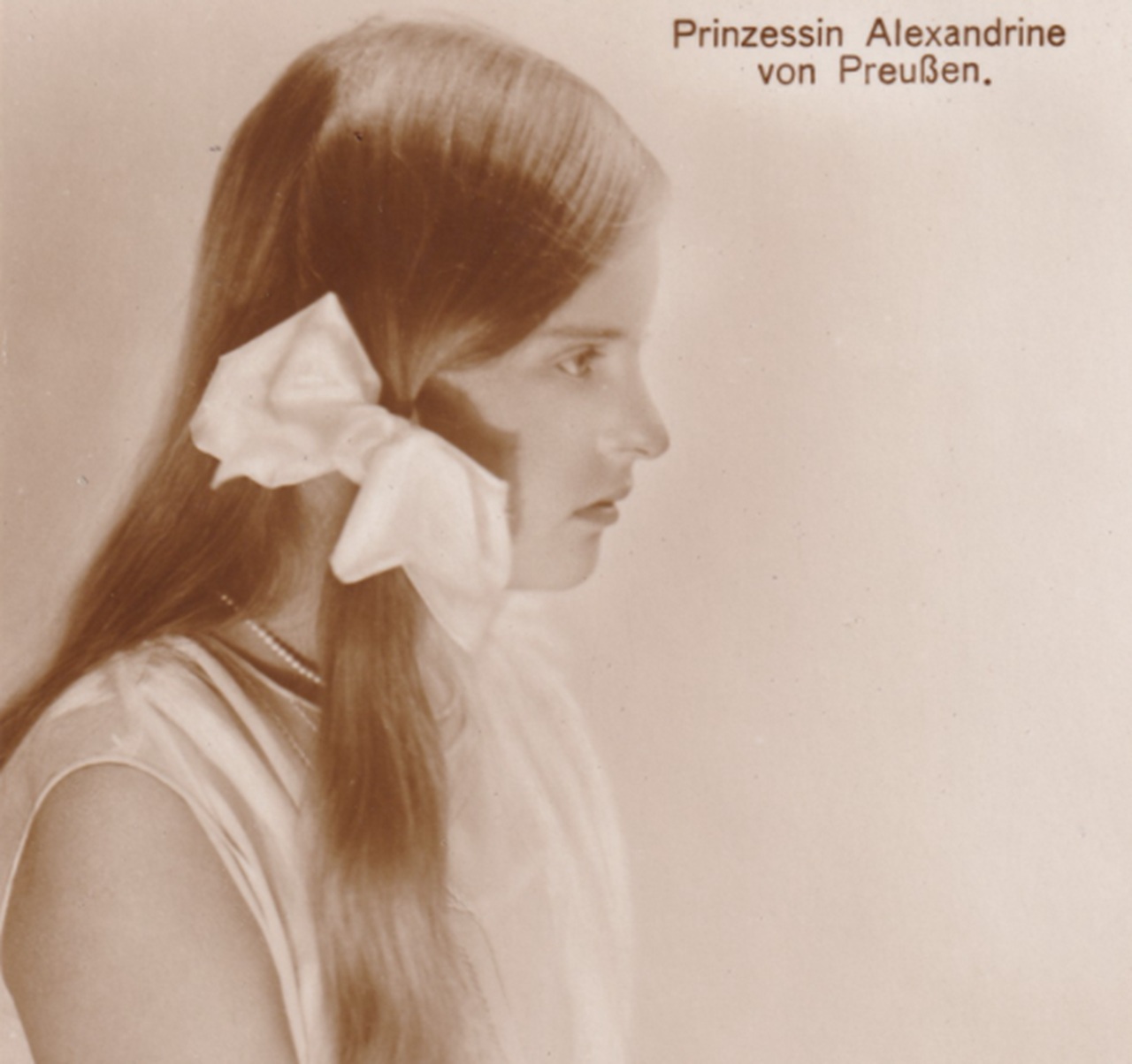 Alessandrina Irene da adolescente