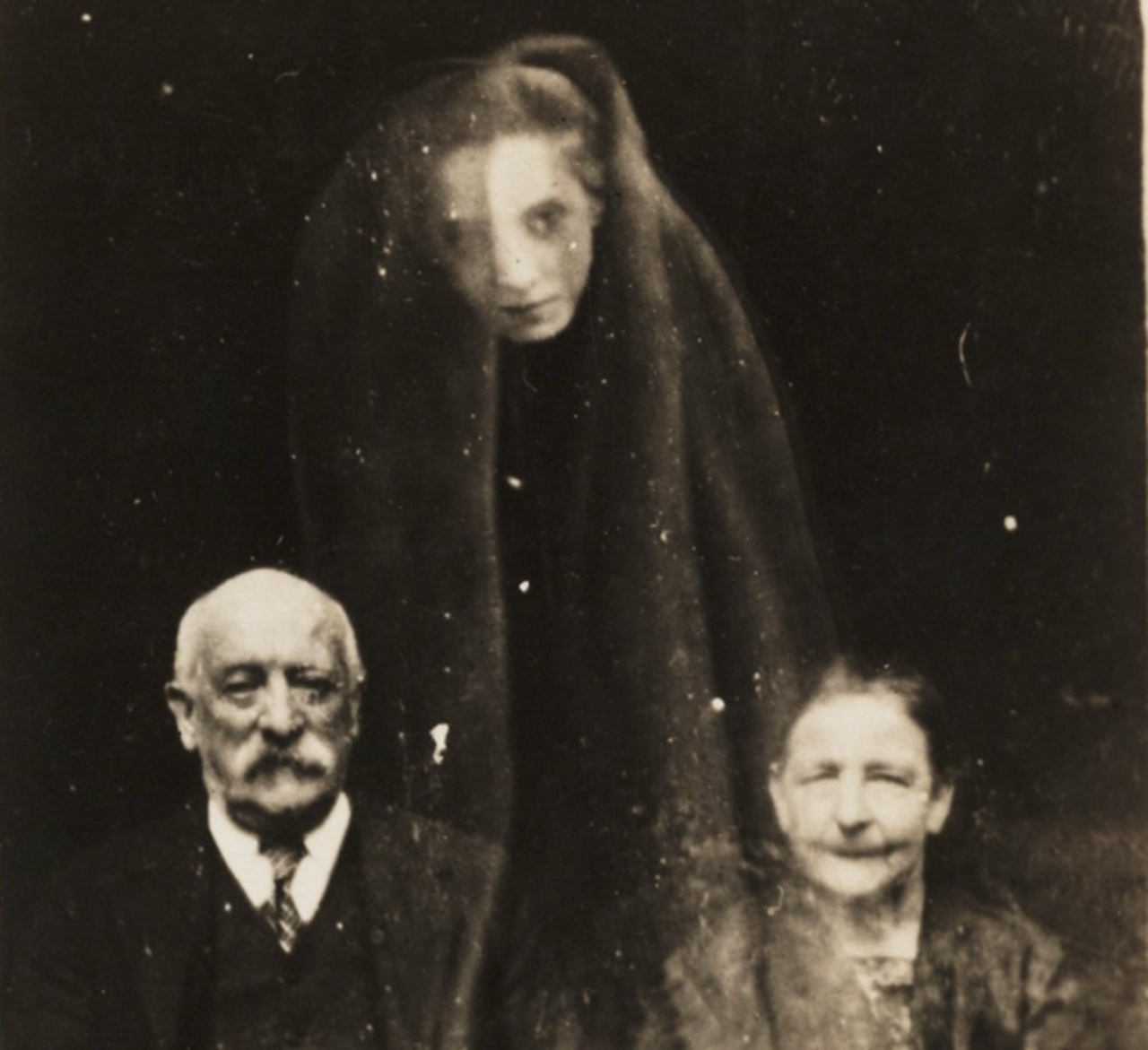 fotografia spiritica coppia con spirito femminile