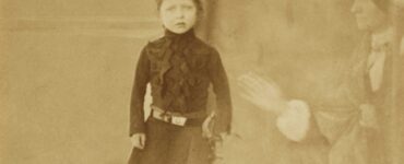 Foto del giorno: il fenomeno della fotografia spiritica in tutta la sua curiosa falsità