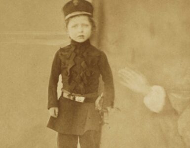 Foto del giorno: il fenomeno della fotografia spiritica in tutta la sua curiosa falsità