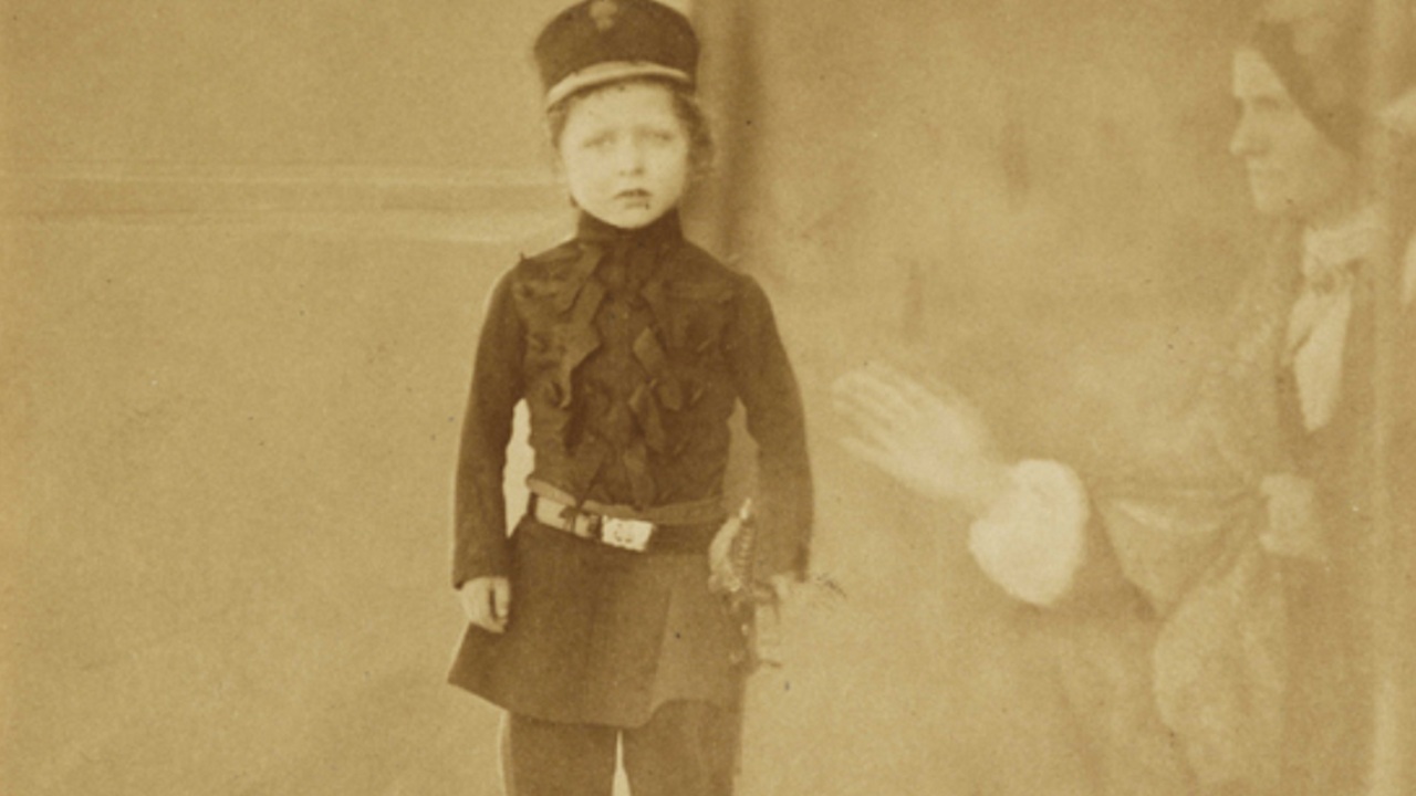 Foto del giorno: il fenomeno della fotografia spiritica in tutta la sua curiosa falsità