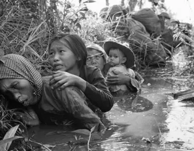 Foto del giorno: il terrore negli occhi dei civili in Vietnam