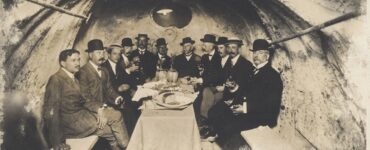 Foto del giorno: mangiando dentro la statua equestre di Vittorio Emanuele II