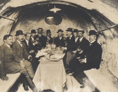 Foto del giorno: mangiando dentro la statua equestre di Vittorio Emanuele II