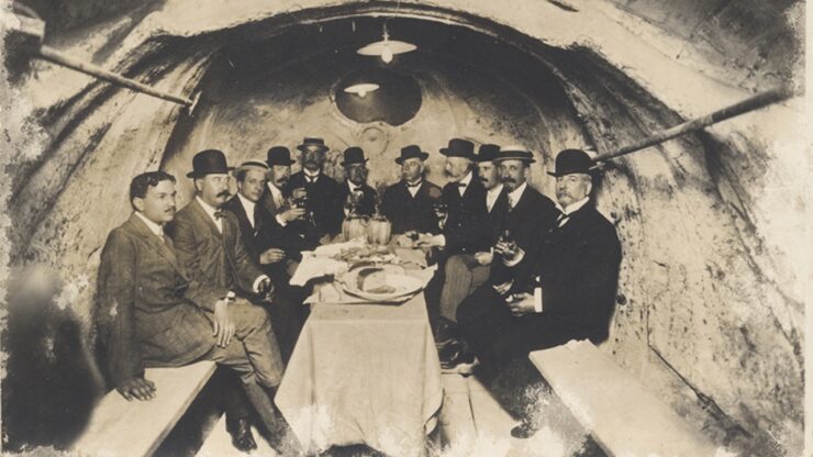 Foto del giorno: mangiando dentro la statua equestre di Vittorio Emanuele II