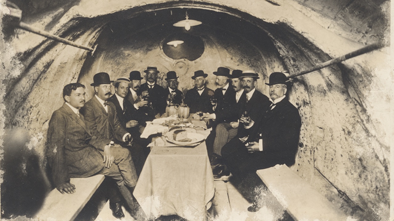 Foto del giorno: mangiando dentro la statua equestre di Vittorio Emanuele II