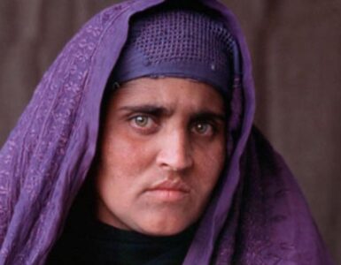 Foto del giorni: la "Ragazza afgana" 17 anni dopo